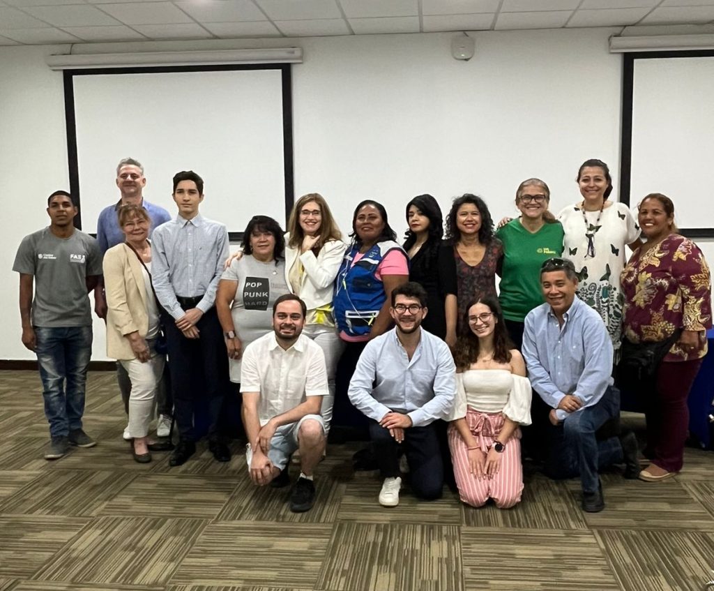 Foto grupal de varios representantes de la sociedad civil. Cuatro personas en cunclillas y el resto está de pie.