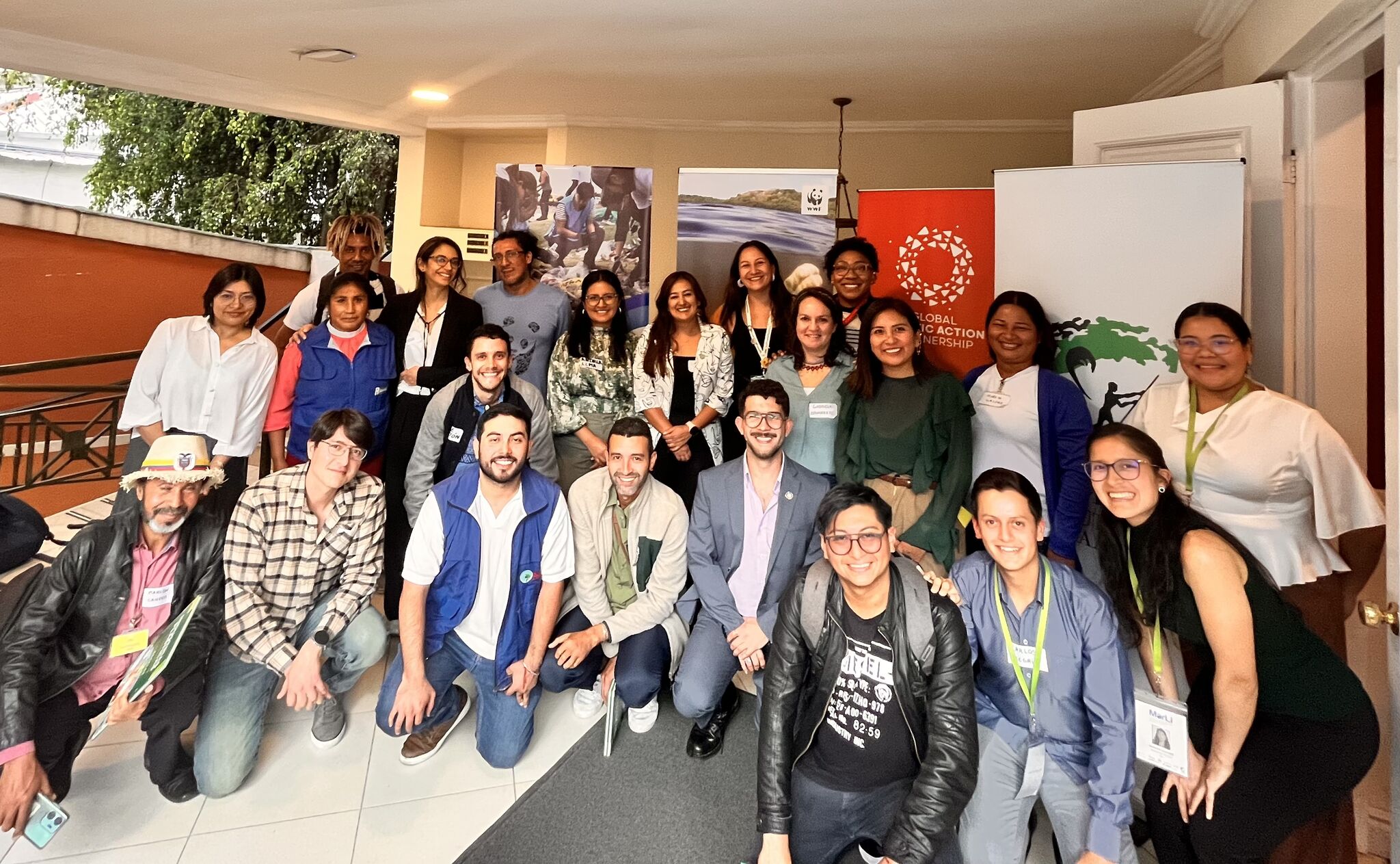 Grupo de personas reunidas.